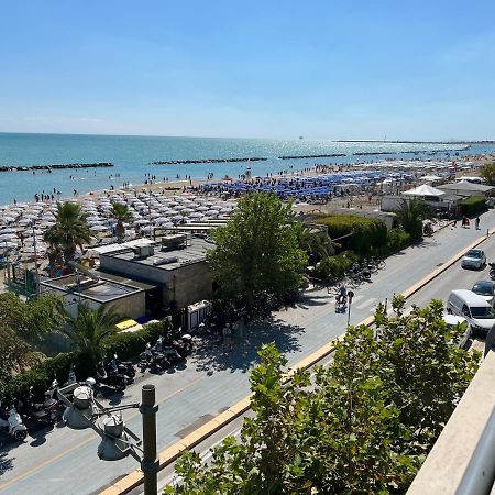 Appartamento Fronte Mare ชิวิตาโนวา มาร์เค ภายนอก รูปภาพ