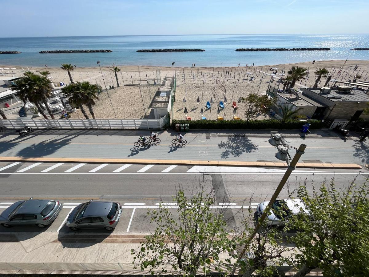 Appartamento Fronte Mare ชิวิตาโนวา มาร์เค ภายนอก รูปภาพ